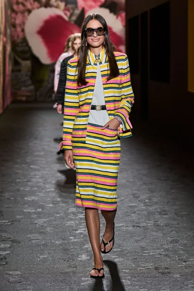 Look 16